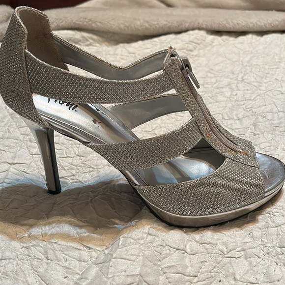 Fioni formal wear silver heels. Size 8.5 - Picture 2 of 5